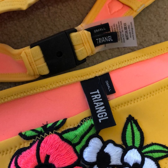 Triangl Devon Bikini Top and the bag - Picture 4 of 6